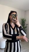 YANDAN YIRTMAÇ DETAYLI ÇİZGİLİ ELBİSE