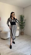 YANDAN YIRTMAÇ DETAYLI ÇİZGİLİ ELBİSE