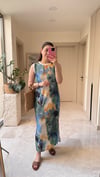 YIRTMAÇ DETAYLI MAXİ BOY ELBİSE