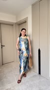 YIRTMAÇ DETAYLI MAXİ BOY ELBİSE