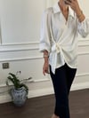 BLUZBÜŞCESATEN ÖNDEN BAĞLAMALI BLUZ BEYAZ