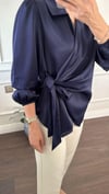 BLUZBüşceSATEN ÖNDEN BAĞLAMALI BLUZ LACİVERT