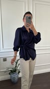 BLUZBüşceSATEN ÖNDEN BAĞLAMALI BLUZ LACİVERT