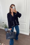 LACİVERT KENARLARI İŞLEMELİ V YAKA KAZAK