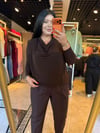 Büyük Beden Sandy Kumaş Degaje Yaka Kadın Bluz - Kahve 