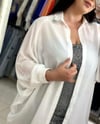 Oversize Yarasa Kol Yaka Taş Detaylı Ekstra Salaş Kadın Şifon Gömlek - Beyaz 