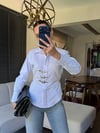 Metal Aksesuarlı Beyaz Gömlek