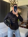 Metal Aksesuarlı Siyah Gömlek