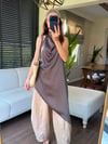 Saten Dokulu Sırt Dekolteli Bronz Bluz