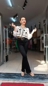 Kolları Tüllü Nakış İşlemeli Triko Bluz