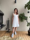 KIZ ÇOCUK GARSON BOY YAKASI 3BOYUTLU ÇİÇEK DETAYLI DOKUMA ELBİSE