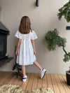 KIZ ÇOCUK MAVİ ÇİÇEKLİ FİSTOLU ELBİSE