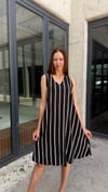 V YAKA KOLSUZ SİYAH ÇİZGİLİ ELBİSE