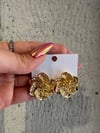 Çiçek Görünümlü Gold Çelik Küpe