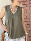 0068 V YAKA, ÖN PİLELİ BLUZ