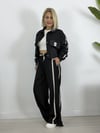 0082 YANLARI ŞERİTLİ, KISA CEKET VE BOL PAÇA PANTOLON TAKIM
