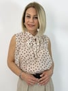 0943 Boyun Bağcıklı, Kolsuz, Puantiyeli Şifon Bluz