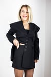 2075 HAKİM YAKA, BEL DRAPELİ, ETEKLİ BLAZER TAKIM