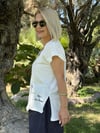 3417 V Yaka, Yaprak Nakışlı, Ön Yırtmaçlı, Kolsuz Bluz