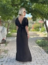 452-03 TANİA ÖN ARKA V YAKA, BEL LASTİKLİ, ÖRGÜ KUŞAKLI MÜSLİN ELBİSE