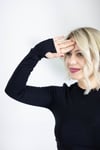 5068 PARMAK GEÇME DETAY, BİS YAKA BLUZ