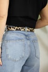 5686 KENDİNDEN LEOPAR KEMERLİ JEAN