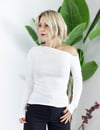6130 OMUZ DEKOLTE VE DRAPELİ BLUZ