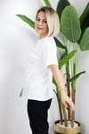 9490 ÖNÜ DİKİŞ VE YIRTMAÇ DETAYLI BİSİKLET YAKA TSHİRT