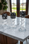 Yarenstyle.com'da bulabileceğiniz el işçiliği lotus detaylı siyah kristal cam mumluk şamdan 3'lü seti ile evinize zarif bir dokunuş katın. Bu benzersiz set ile odanıza mistik bir atmosfer kazandırabilirsiniz. - Yaren Style