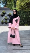 yakasında gül detayı bulunan pembe ferace elbise