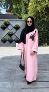 yakasında gül detayı bulunan pembe ferace elbise