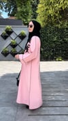 yakasında gül detayı bulunan pembe ferace elbise