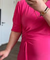 PEMBE BÜZGÜLÜ ELBİSE 