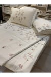 %95 Pamuklu Nakış Işlemeli Pike Ve Nevresim Set 7 Parçadan Oluşmaktadır