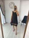 Askılı asimetrik kesim elbise