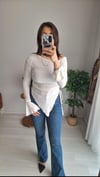 Kayik yaka asimetrik bluz ekru