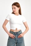 Ön Halkalı Crop Bluz – Esnek Fit, Metal Aksesuar DetaylıİHRAÇ PAZARIBluz-Crop