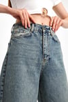 Ön Halkalı Crop Bluz – Esnek Fit, Metal Aksesuar DetaylıİHRAÇ PAZARIBluz-Crop