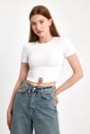 Ön Halkalı Crop Bluz – Esnek Fit, Metal Aksesuar DetaylıİHRAÇ PAZARIBluz-Crop
