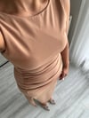 Camel yanları drapeli yırtmaçlı elbise