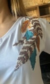 V Yaka %100 Pamuk Tişört Yaprak Nakış ve Pul Payet İşlemeli T-Shirt