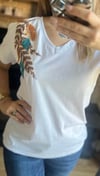 V Yaka %100 Pamuk Tişört Yaprak Nakış ve Pul Payet İşlemeli T-Shirt
