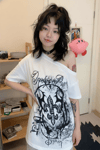 Beyaz Embrace The Chaos Gotik Y2K Kısa Kollu Off-Shoulder T-Shirt