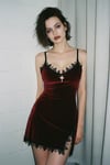 Bordo Gotik Haç Kolyeli Yırtmaç Detaylı Askılı Elbise