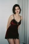 Bordo Gotik Haç Kolyeli Yırtmaç Detaylı Askılı Elbise