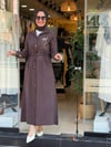 0259 DÜĞMELİ TAŞLI ELBİSE KAHVE