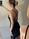 Kadın Siyah Ip Askılı Sırtı Çapraz Bağlamalı Full Likralı Esnek Mini Kadife Elbise
