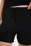 Kadın Slim Fit Dar Kesim Fitilli V Yaka Siyah Askılı Bluz ve Beli Bağlamalı Siyah Şort Takım