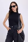 Kadın Standart Fit Normal Kesim Sıfır Kol Yarım Balıkçı Yaka Siyah Bluz