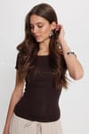 Kadın Slim Fit Dar Kesim Pamuklu Kayık Yaka Kısa Kollu Kahverengi Tişört